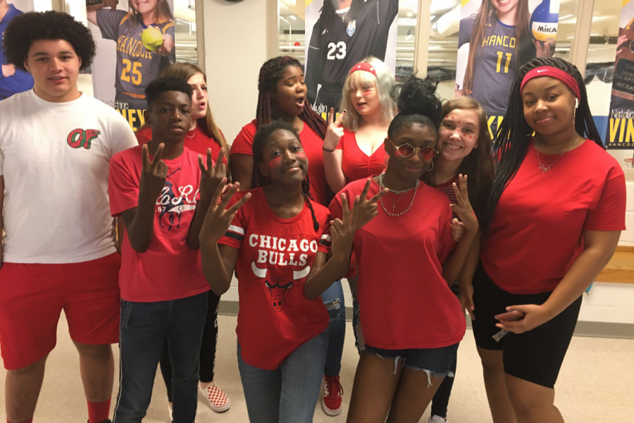 Freshmen were posing for Class Colors Day.