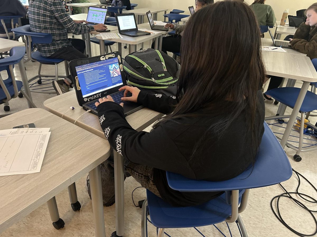 Sophomore Mia Garrett uses the School AI app to help develop an outline for her short story in ELA 2.